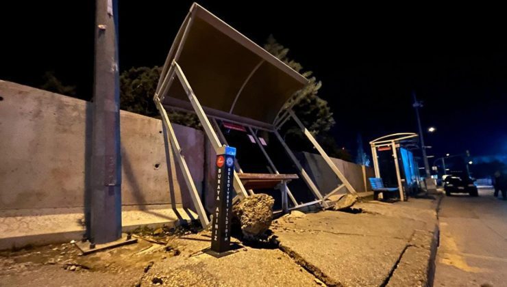 Bursa’yı lodos vurdu: Ağaçlar devrildi, durak yerinden söküldü