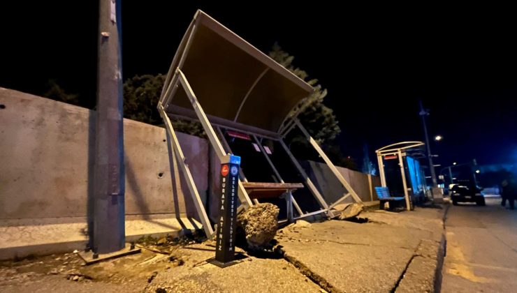 Bursa’yı lodos vurdu: Camlar patladı, ağaçlar devrildi