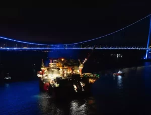 Büyük Petrol Platformu İstanbul Boğazı’ndan Geçti