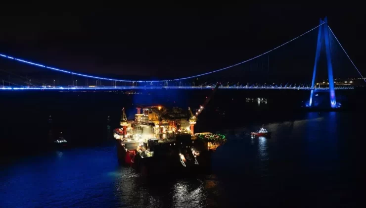 Büyük Petrol Platformu İstanbul Boğazı’ndan Geçti