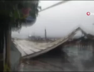 Büyükada’da Şiddetli Rüzgar Restoran Çatısını Yıktı