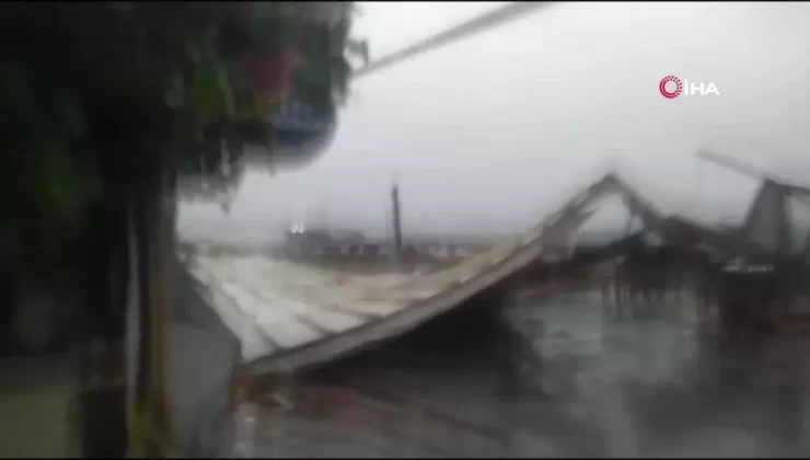 Büyükada’da Şiddetli Rüzgar Restoran Çatısını Yıktı