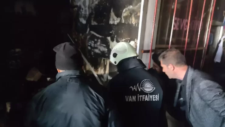 Çaldıran’da Giyim Mağazasında Yangın