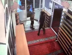 Camiye Bıçakla Saldırı