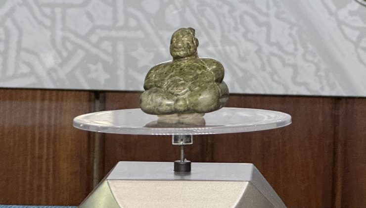 Çatalhöyük’ten yurt dışına kaçırılan heykelcik, Konya’ya getirildi