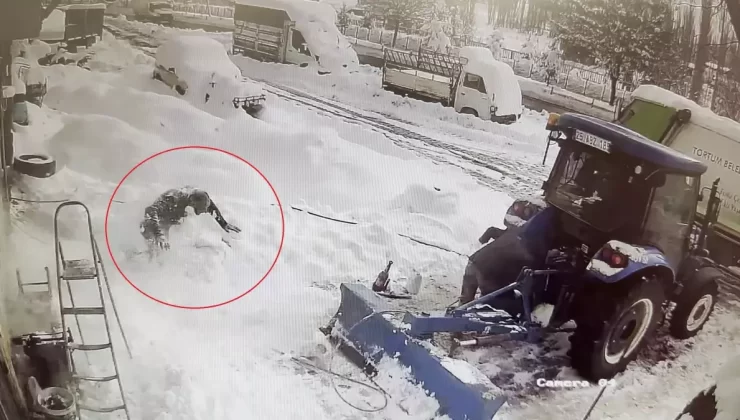 Çatıdan Düşen Kar Kütlesi Lastik Tamircisinin Üzerine Düştü