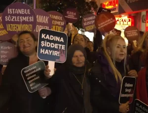 Çeşme’de Kadınlar Şiddete ve İstismara Karşı Yürüdü… Denizli: “Bizi Yıldıramayacaksınız, Vazgeçiremeyeceksiniz”