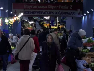 CHP Lideri Özel ile Cumhurbaşkanı Erdoğan’ın “Pazar Ziyareti” Tartışması Pazar Yerinde Yankı Buldu: Yaşama Şansımızı Aldı Elimizden, Seçim İstiyoruz.