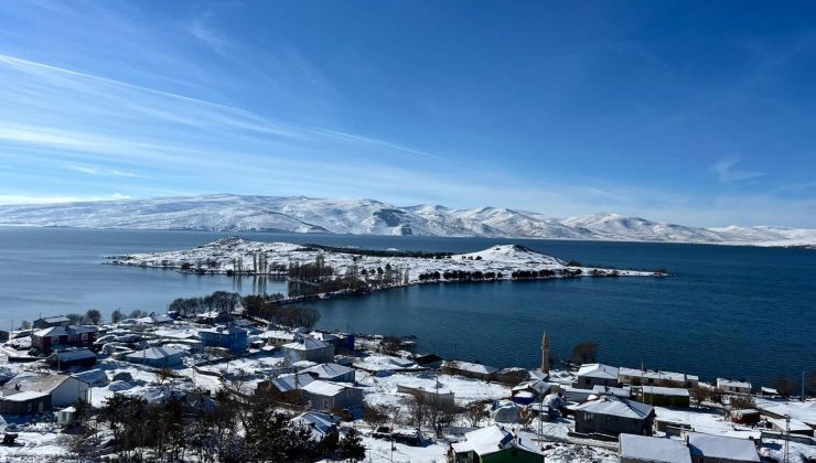 Çıldır Gölü’ne mevsimin ilk karı düştü