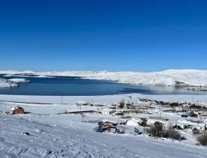 Çıldır Gölü’ne Mevsimin İlk Karı Düştü