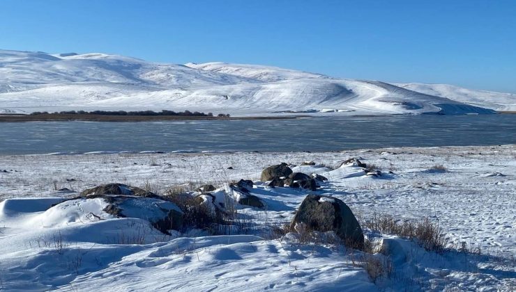 Çıldır Gölü’nün yüzeyi kısmen dondu