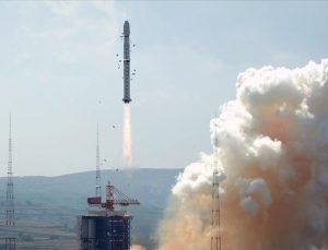 Çin, yer kabuğunu izleyecek uydularını fırlattı