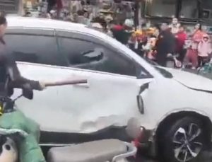 Çin’de araç okulun önünde kalabalığa daldı