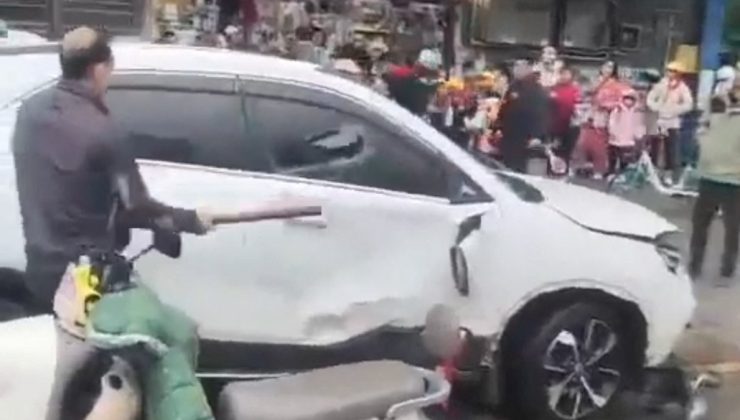 Çin’de araç okulun önünde kalabalığa daldı