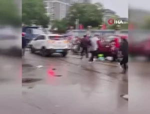 Çin’de bir araç okul önündeki kalabalığa daldı! Çok sayıda öğrenci yaralandı