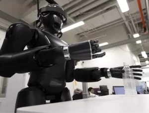 Çin’de İnsansı Robot Tanıtıldı