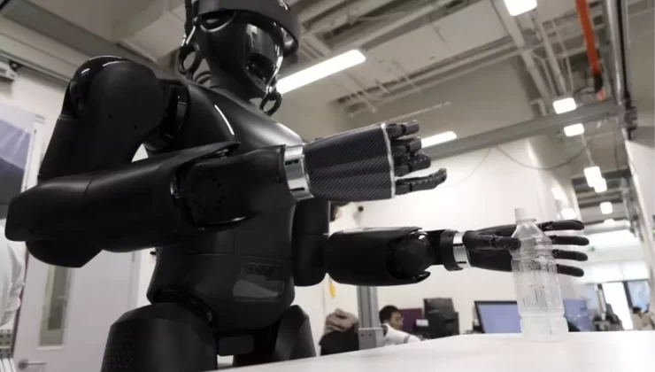 Çin’de İnsansı Robot Tanıtıldı