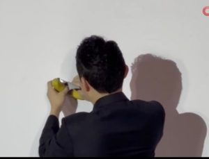 Çinli girişimci aldığı 6.2 milyon dolarlık “muz eserini” düzenlediği basın toplantısında yedi