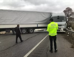Çorum-Samsun Yolu Tır Kazasıyla Kapandı