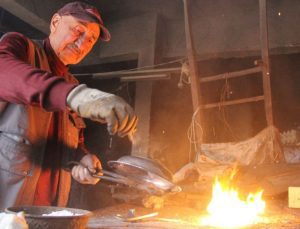 Çorum’da 76 yaşında her gün dükkanını açıyor, bakıra yeniden hayat veriyor