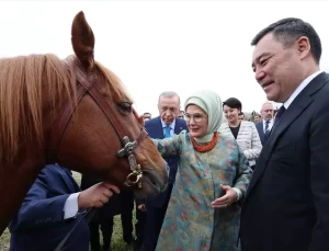 Cumhurbaşkanı Erdoğan, Kırgızistan Cumhurbaşkanı Caparov’a Togg hediye etti