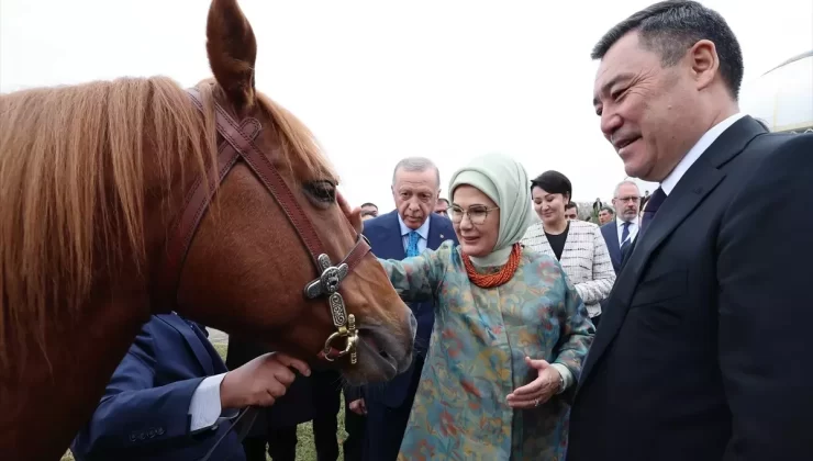 Cumhurbaşkanı Erdoğan, Kırgızistan Cumhurbaşkanı Caparov’a Togg hediye etti