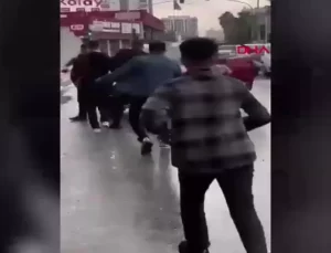 Damat ve Yakınları Gelin Arabasının Üzerindeki Para İsteyeni Dövdü