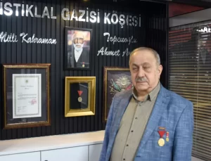 Dedesinin İstiklal Madalyası’nı işletmesinde yaptırdığı köşede sergiliyor