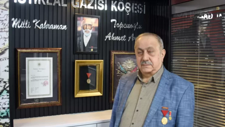 Dedesinin İstiklal Madalyası’nı işletmesinde yaptırdığı köşede sergiliyor