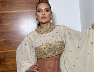 Demet Akalın, karın estetiği ameliyatından sonra yeni pozlarını verdi