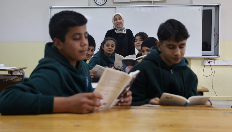 Depremde ailesini kaybeden Zeynep öğretmen sınıfında hayata tutundu: Öğrencilerini evlatları yerine koydu