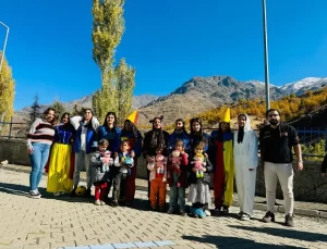 Derecik’te Gönüllülerden Çocuklara Oyuncak ve Oyun