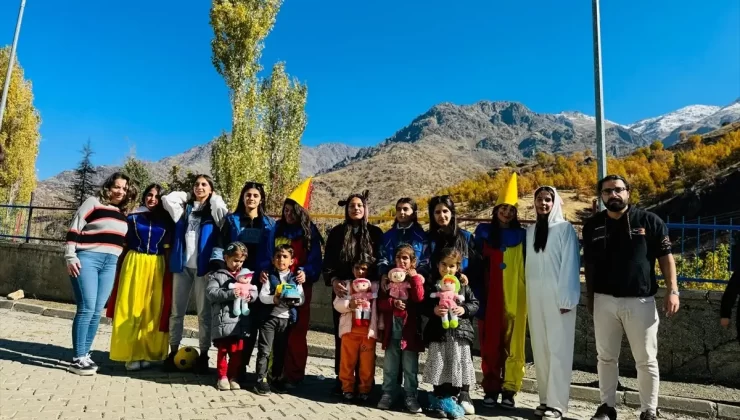 Derecik’te Gönüllülerden Çocuklara Oyuncak ve Oyun