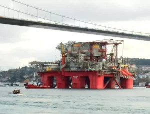 Dev petrol platformu İstanbul Boğazı’ndan geçiyor / Ek görüntü ve fotoğrafla geniş haber