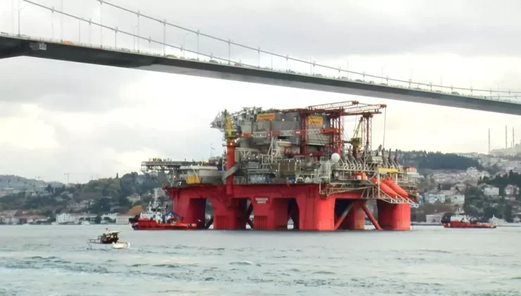 Dev petrol platformu İstanbul Boğazı’ndan geçiyor / Ek görüntü ve fotoğrafla geniş haber