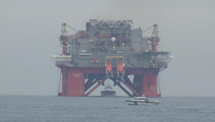 Dev petrol platformu İstanbul Boğazı’ndan geçti
