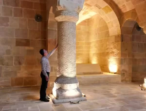 Divriği Ulu Camii’nin Z Sütunu İlgi Çekiyor