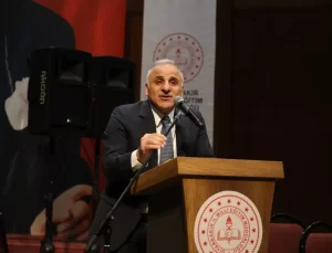 Diyarbakır Valisi Zorluoğlu, öğretmeni sayesinde başarıya uzanan yaşam öyküsünü paylaştı