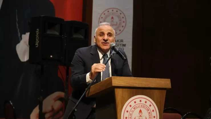 Diyarbakır Valisi Zorluoğlu, öğretmeni sayesinde başarıya uzanan yaşam öyküsünü paylaştı