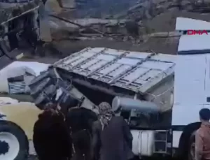 Diyarbakır’da Arpa Yüklü TIR’ın Dorsesi Devrildi