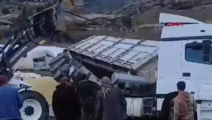 Diyarbakır’da Arpa Yüklü TIR’ın Dorsesi Devrildi