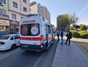 Diyarbakır’da mendil satan çocuğa sokak köpekleri saldırdı