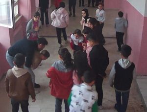 Diyarbakır’da nefes borusuna şeker kaçan öğrencisini Heimlich manevrasıyla kurtardı