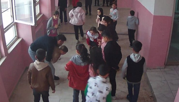 Diyarbakır’da nefes borusuna şeker kaçan öğrencisini Heimlich manevrasıyla kurtardı