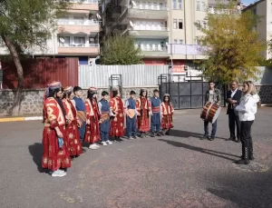 Diyarbakır’da Özel Öğrencilerden Halk Oyunları Gösterisi