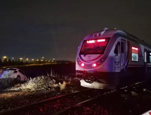 Diyarbakır’da Tren Otomobile Çarptı: Sürücü Yaralandı