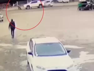 Diyarbakır’da Yolun Karşısına Geçen Çocuklara Kamyonet Çarptı