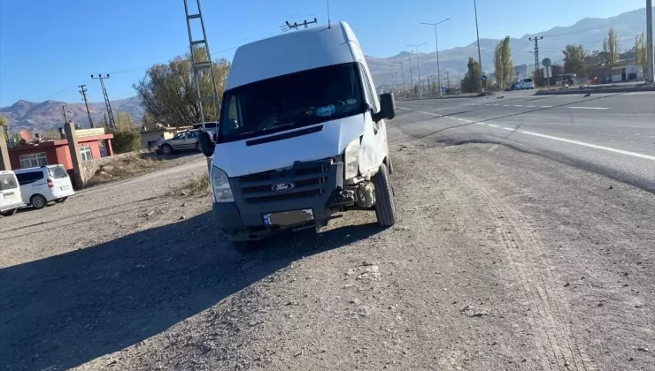 Doğubayazıt’ta Minibüs Çarpışması: 3 Yaralı