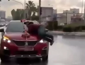 Düğün Arabasına Atlayan Dilenci Darp Edildi