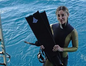 Dünya dalış rekortmeni Şahika Ercümen, kırmızı mercanları tanıtmak için daldı